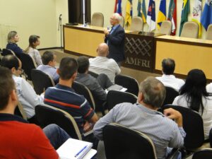 Read more about the article Allan Lavell palestra na sede da AMFRI sobre “Desastres e Desenvolvimento”