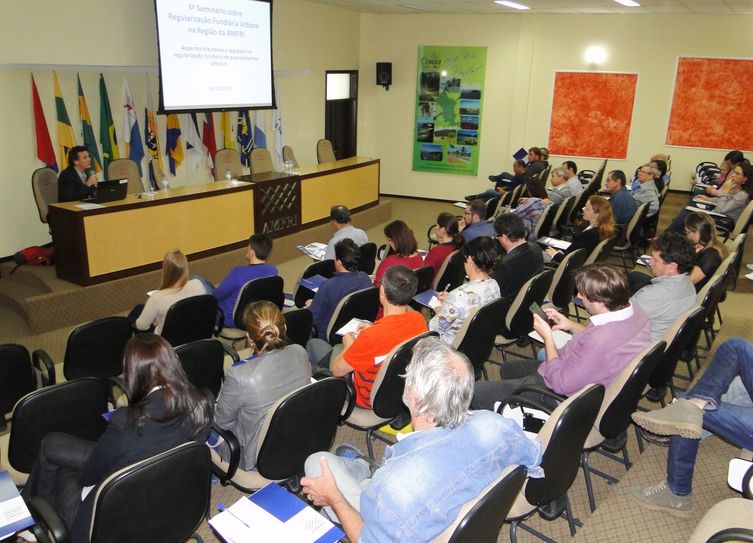 You are currently viewing AMFRI incentiva a Regularização Fundiária Urbana na região em Seminário