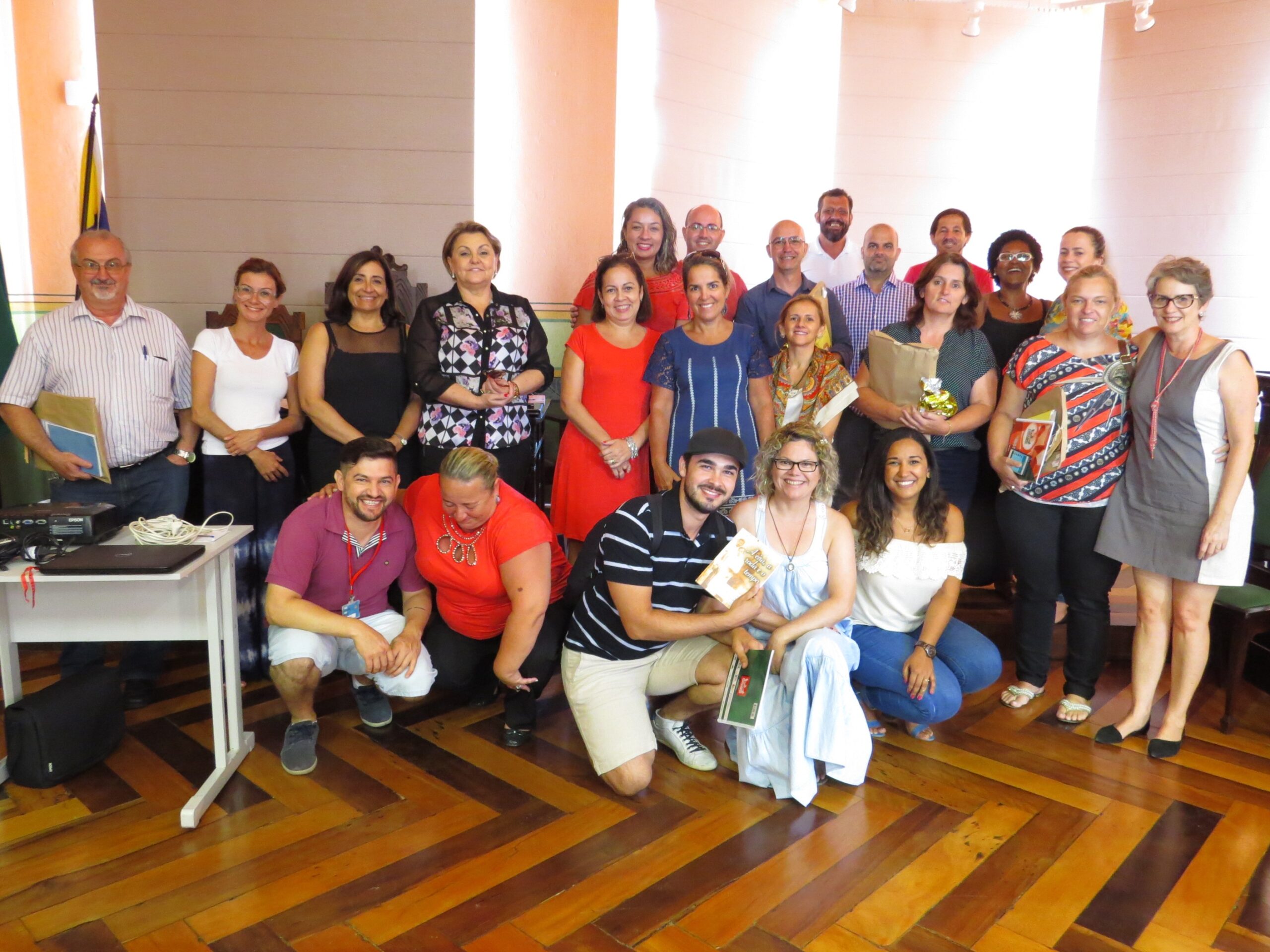 You are currently viewing Colegiado inicia 2017 com entrega de livros pela lei de incentivo a Cultura de Bombinhas