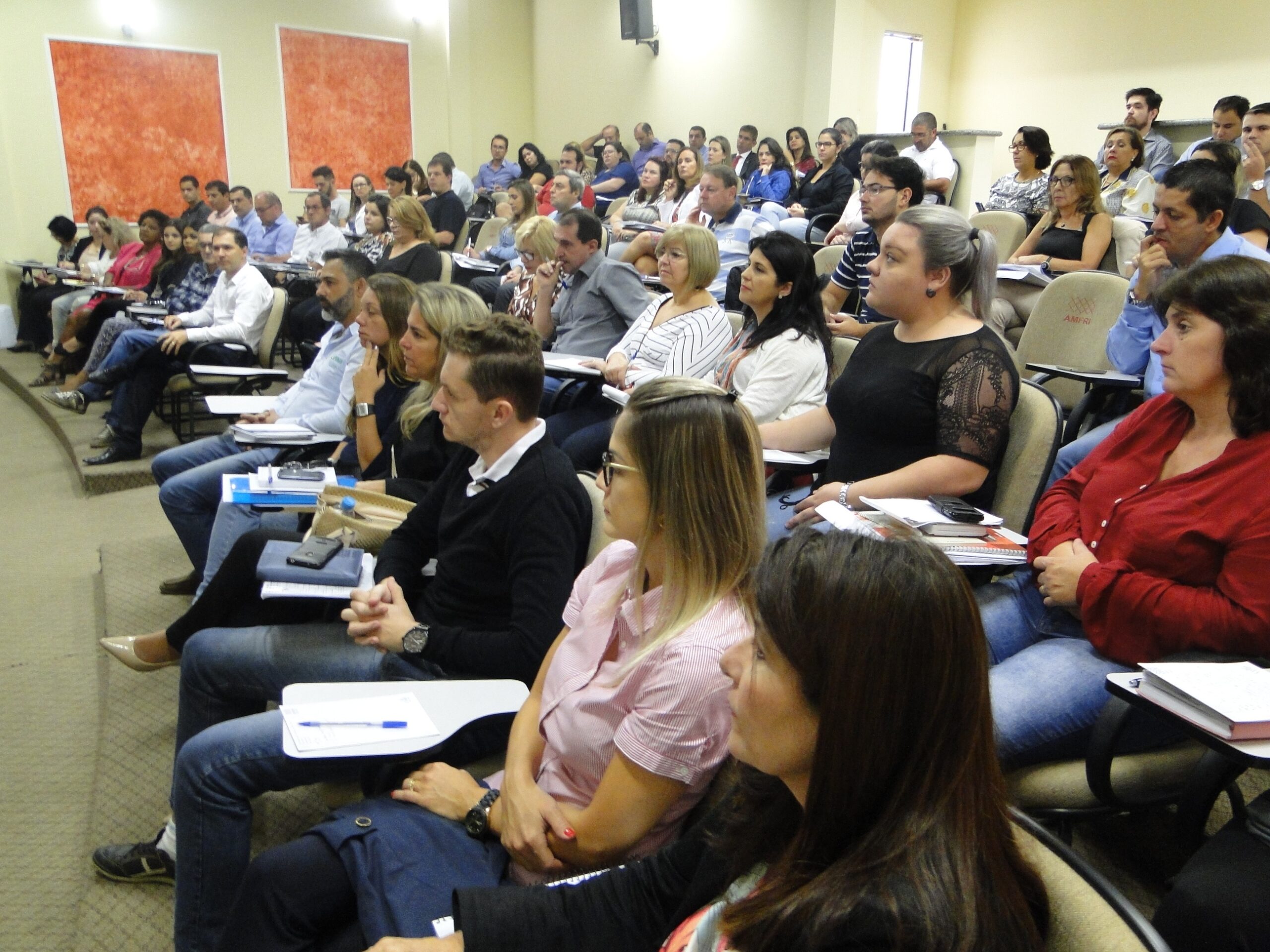 You are currently viewing AMFRI promove oficinas para auxiliar municípios na elaboração do PPA