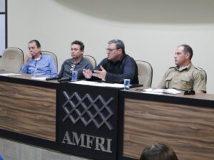 Read more about the article Prefeitos da AMFRI se mobilizam para gerenciar situação nos municípios