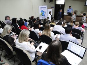 Read more about the article TCE orienta gestores e técnicos da AMFRI sobre os Planos Municipais de Educação