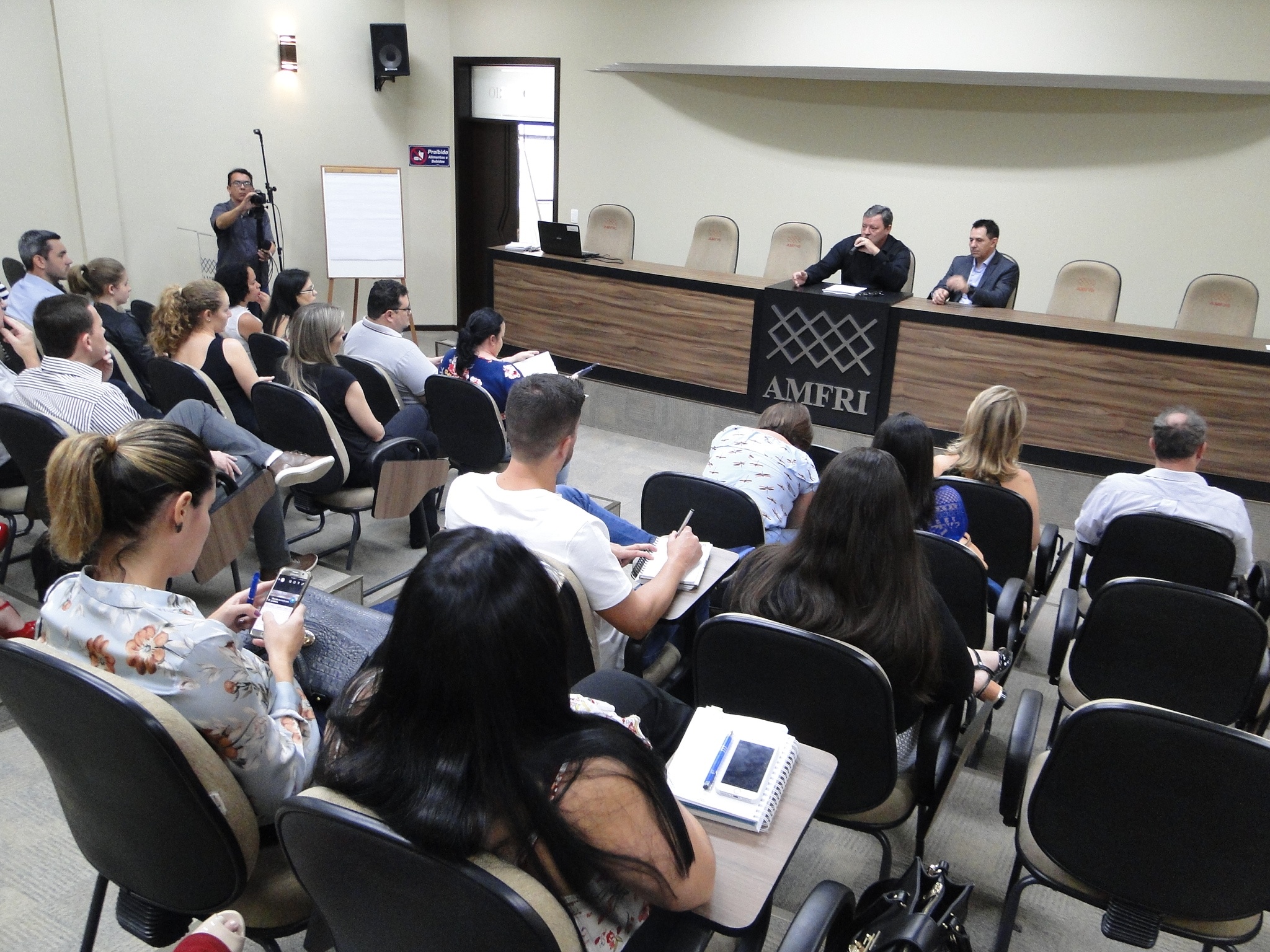 You are currently viewing Prefeitos e gestores debatem sobre hospitais, cirurgias e filas de espera da região