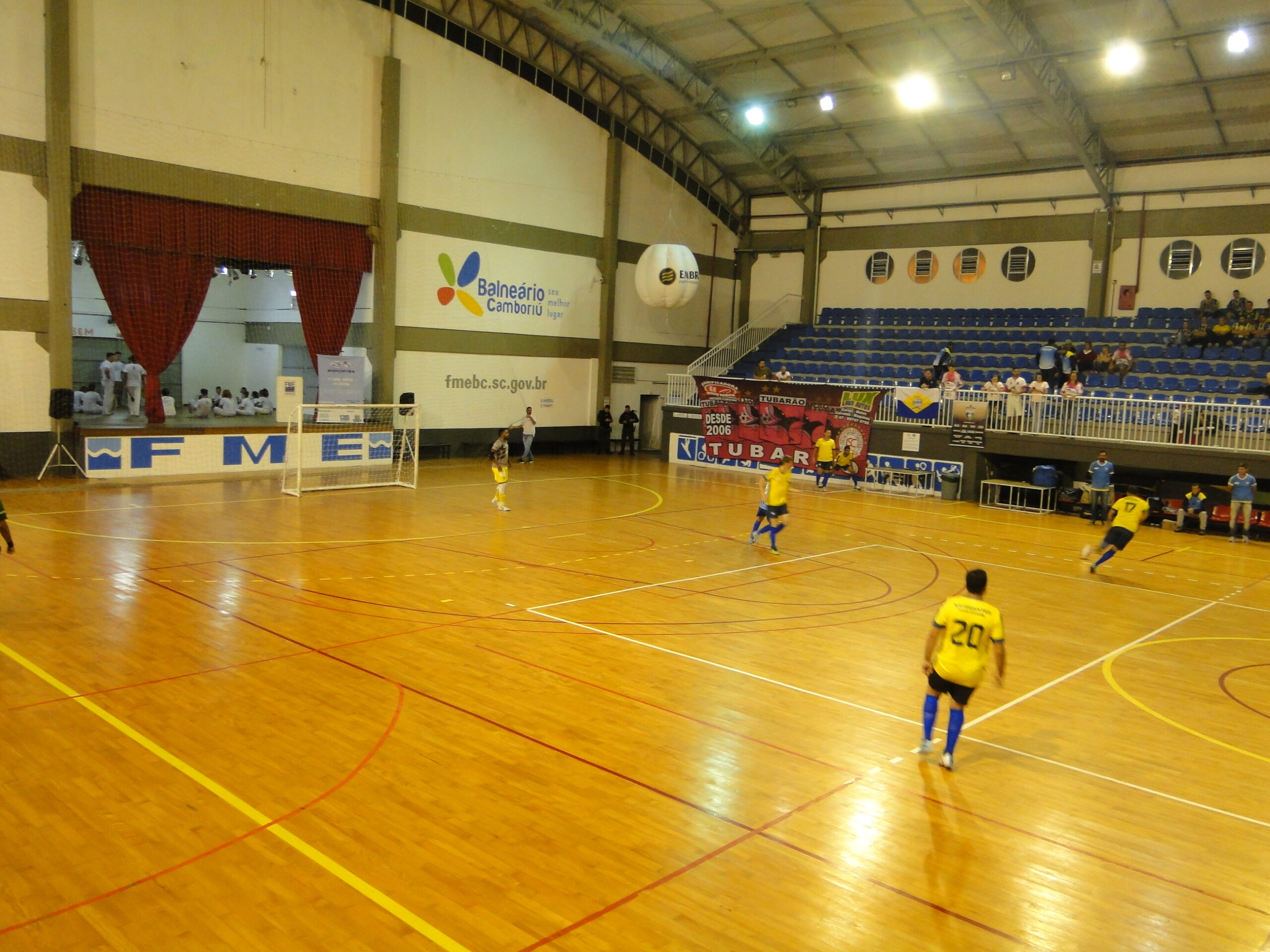 You are currently viewing Equipes entram em quadra para abertura da 1º Copa AMFRI de Futsal