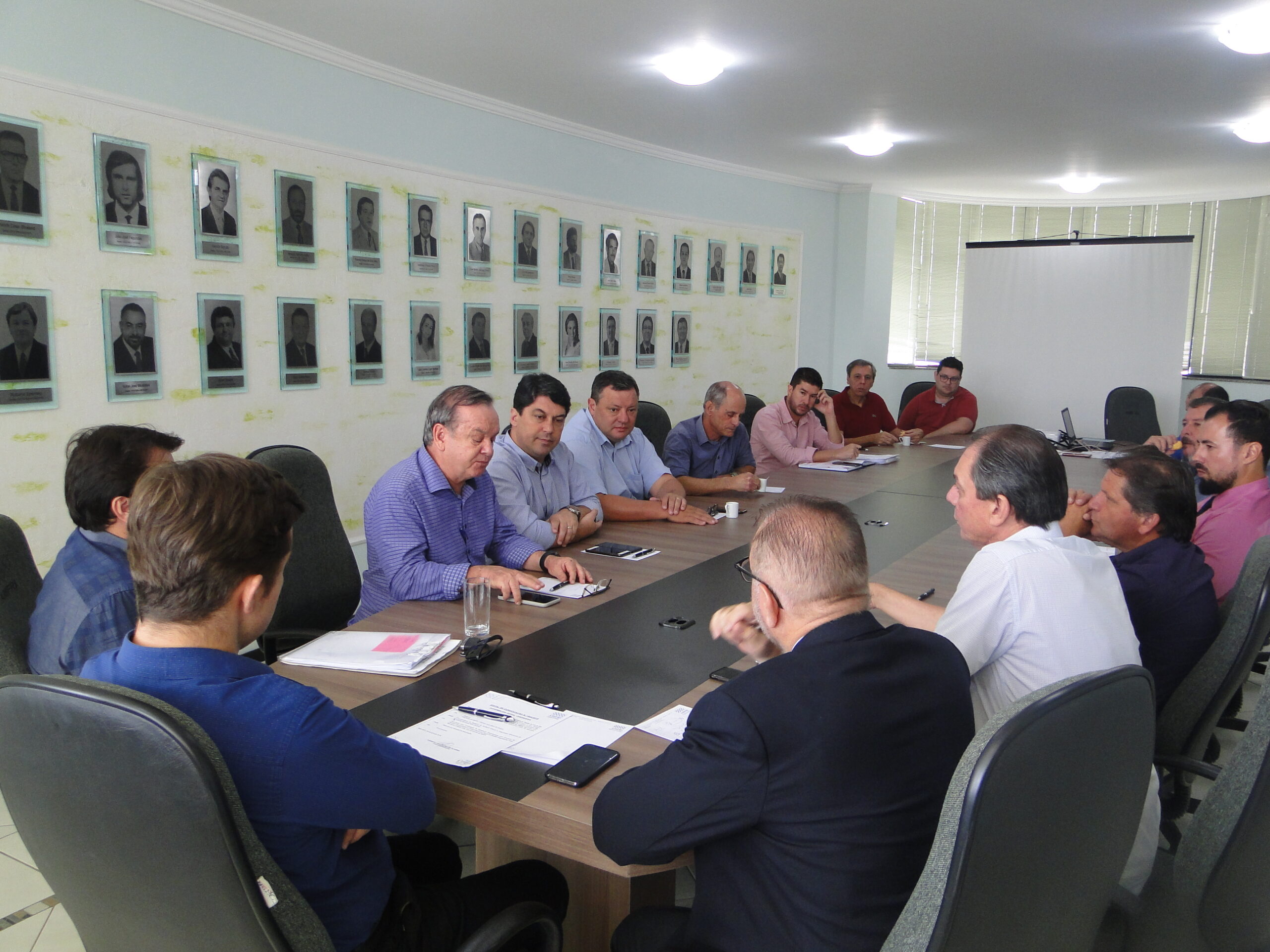 You are currently viewing Deputado Federal participa de reunião com prefeitos da AMFRI