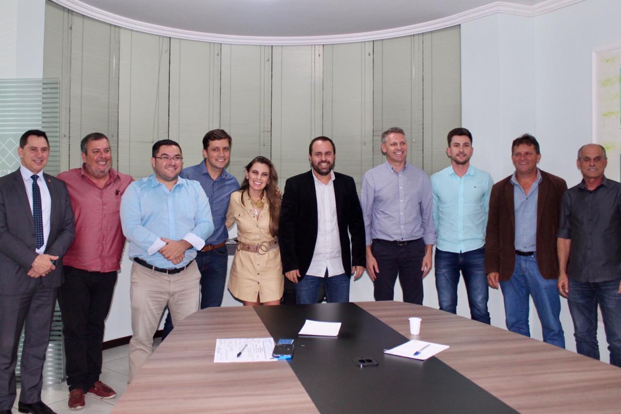 You are currently viewing Prefeitos da AMFRI debatem saúde em reunião com Frente Parlamentar