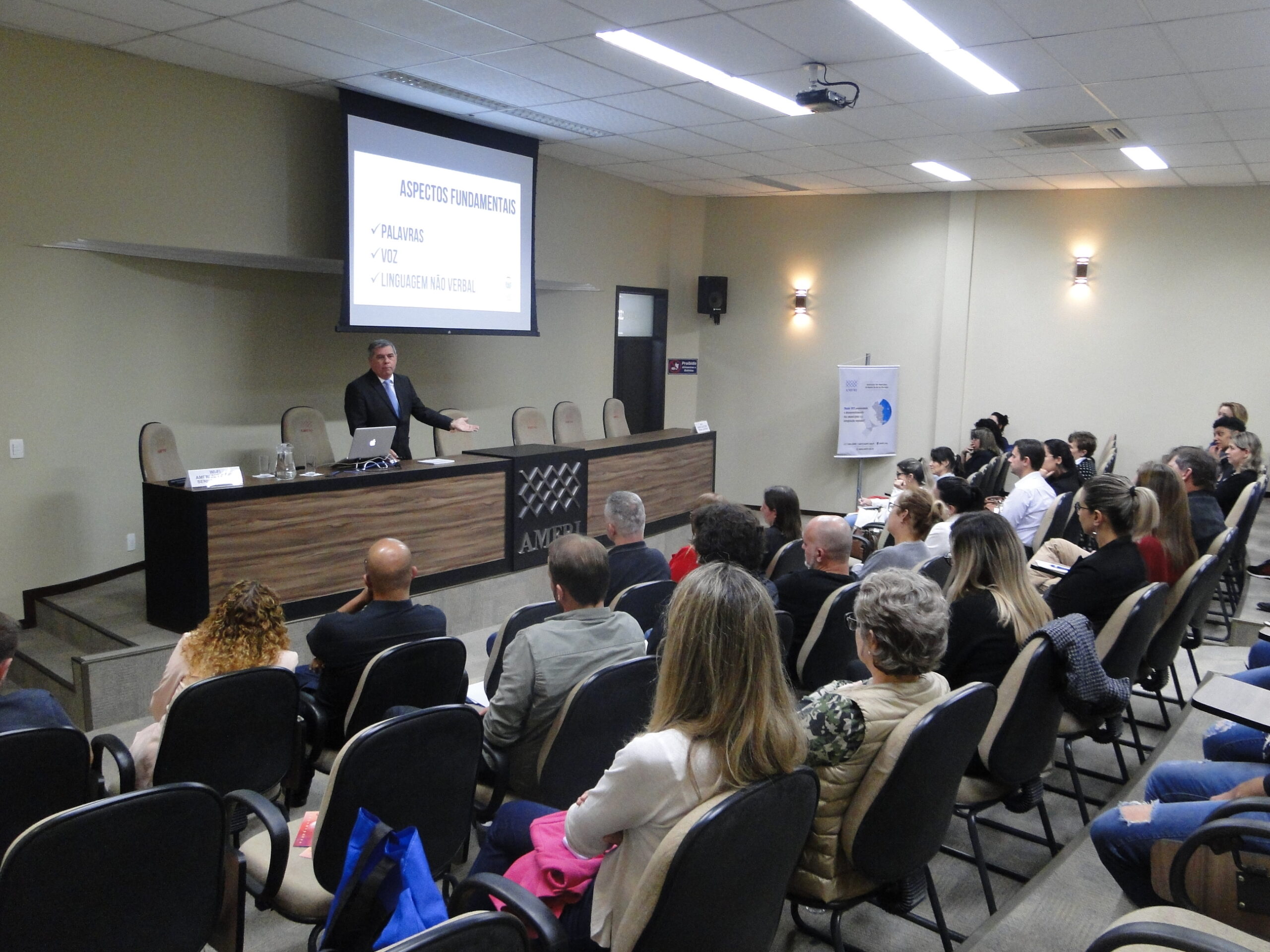 You are currently viewing Palestra com Mário Motta reuniu cerca de 80 pessoas na AMFRI