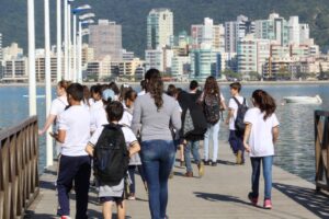 Read more about the article Estudantes conhecem o projeto “Educando o Olhar para o Turismo da Costa Verde & Mar”
