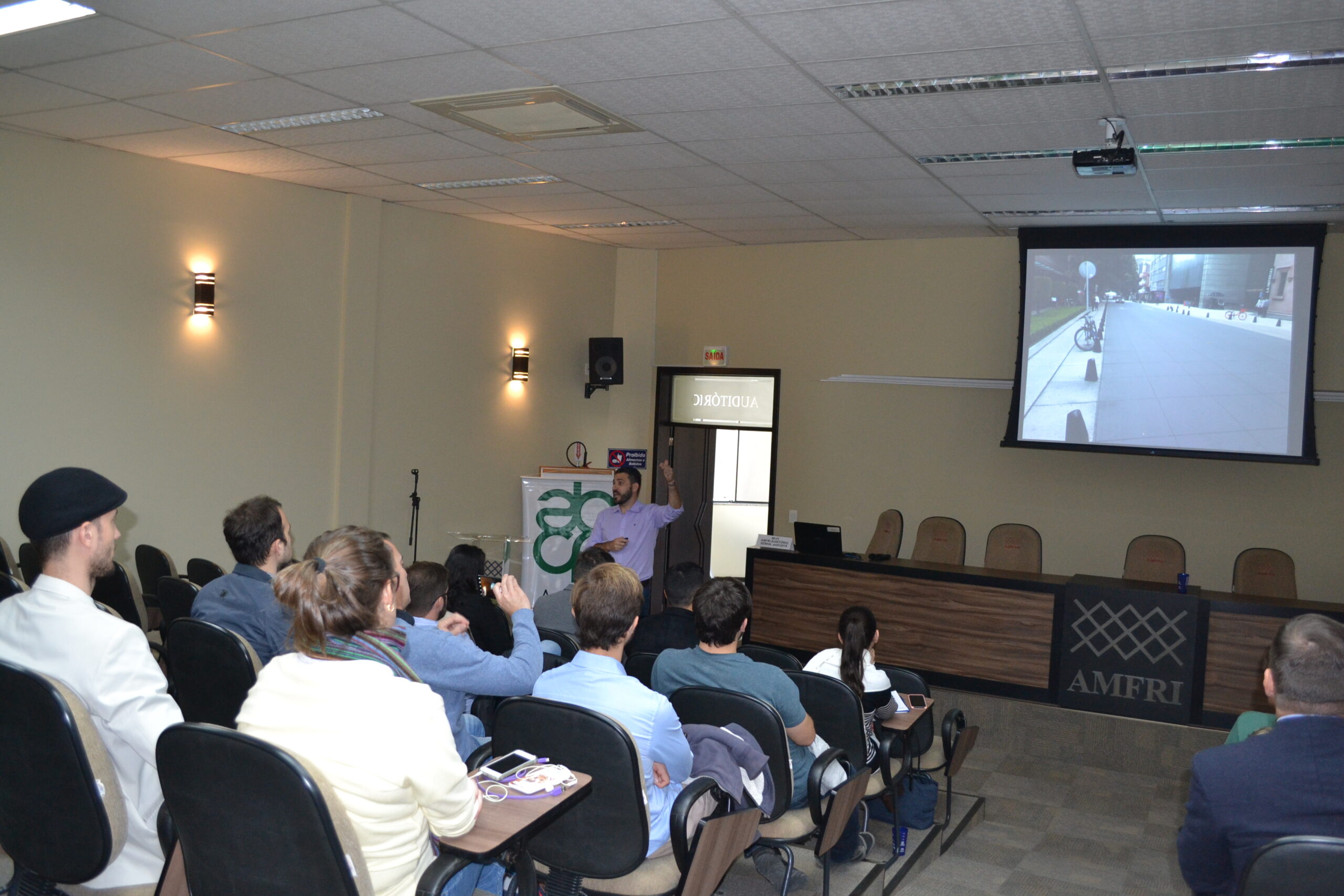 You are currently viewing “Soluções para cidades: ruas do futuro” reuniu cerca de 40 pessoas na AMFRI