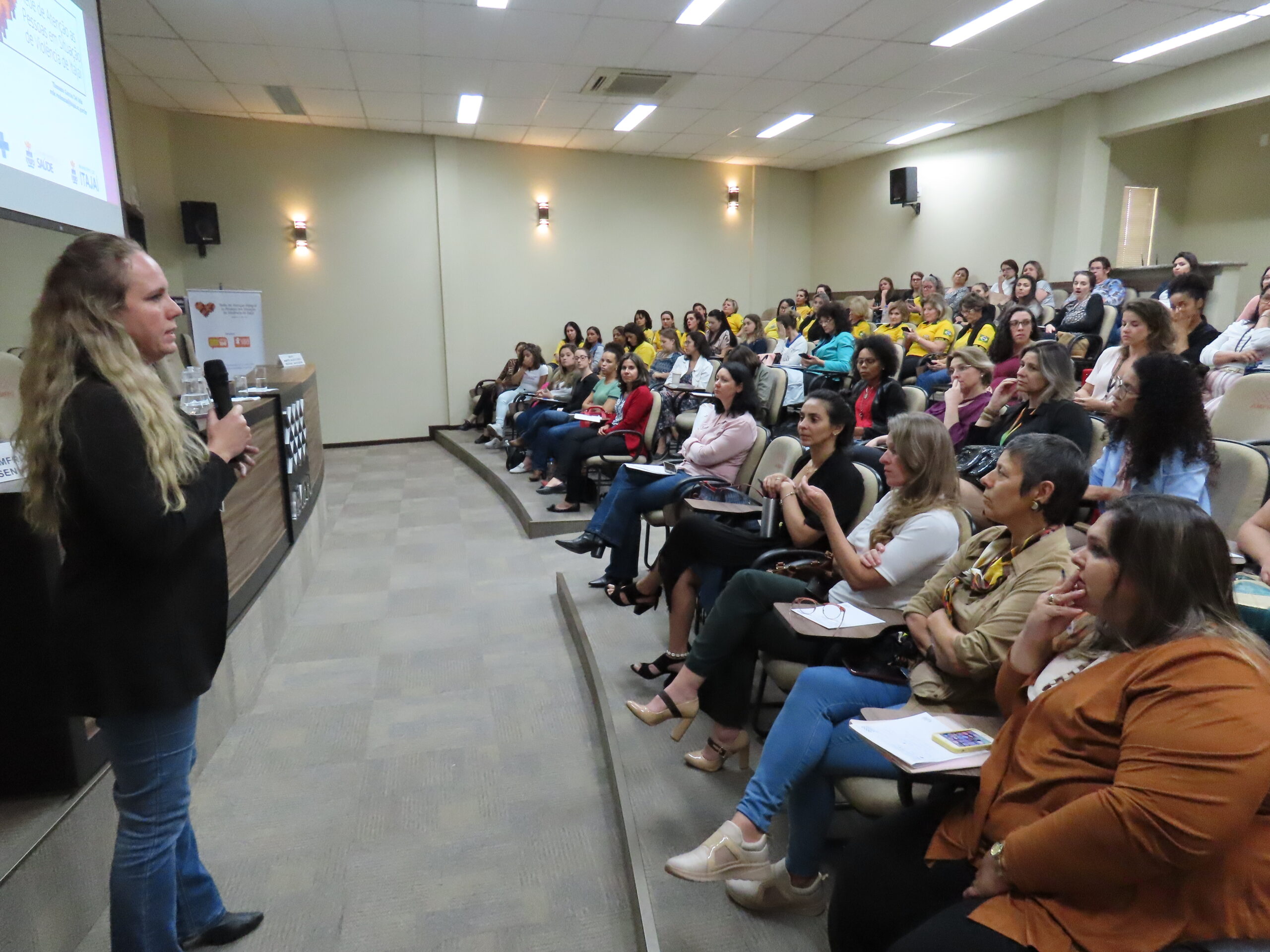 You are currently viewing Roda de conversa lota auditório da AMFRI