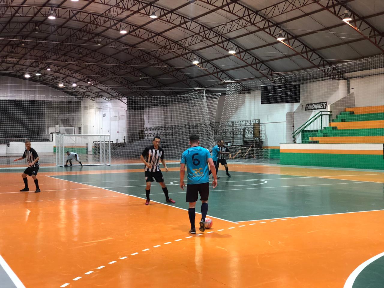 You are currently viewing Equipes entram em quadra para definição da fase final da Copa AMFRI de futsal