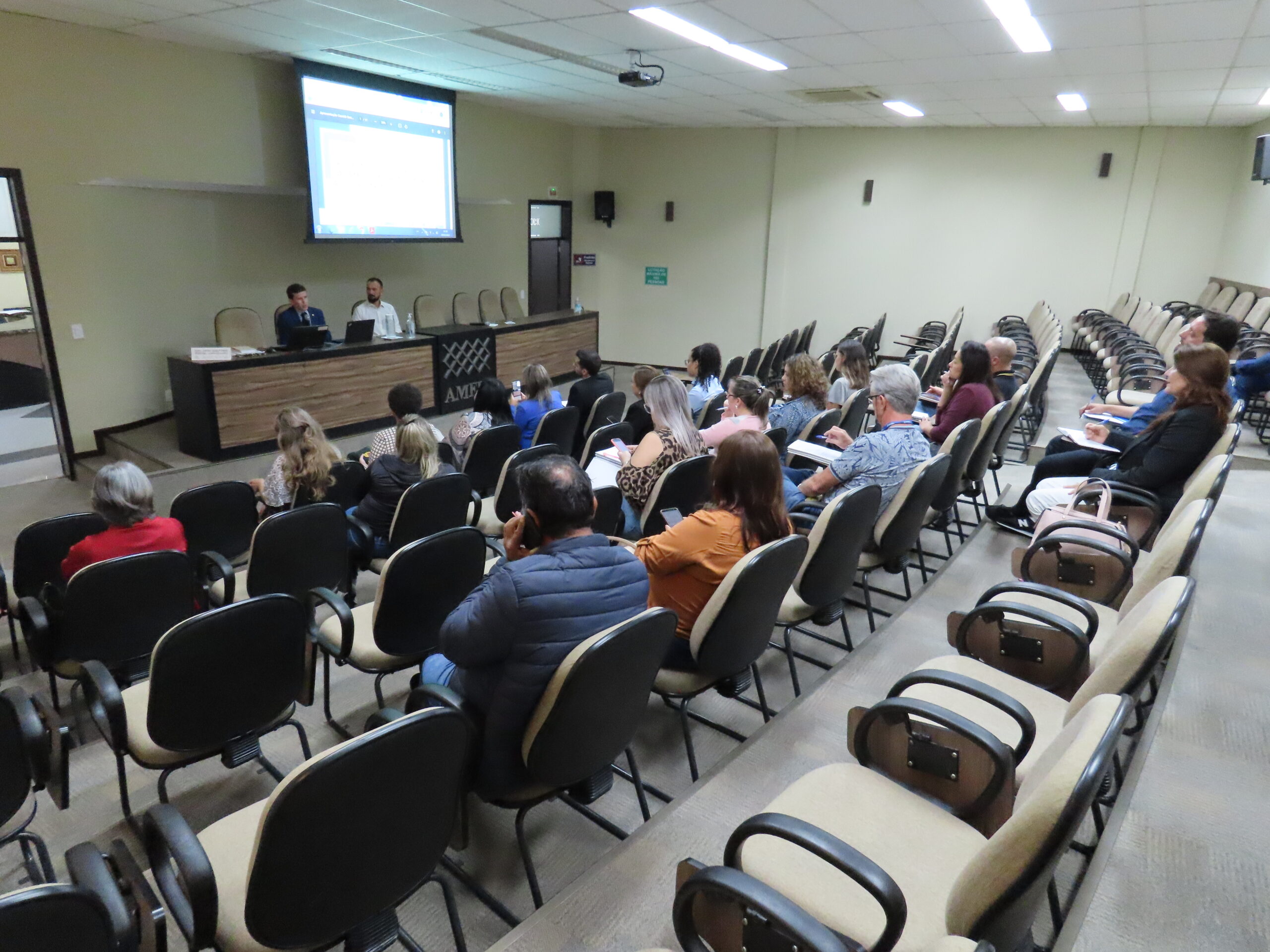 You are currently viewing Colegiado de Assistência Social da AMFRI realiza reunião com Diretor Nacional do Ministério da Mulher, Família e Direitos Humanos