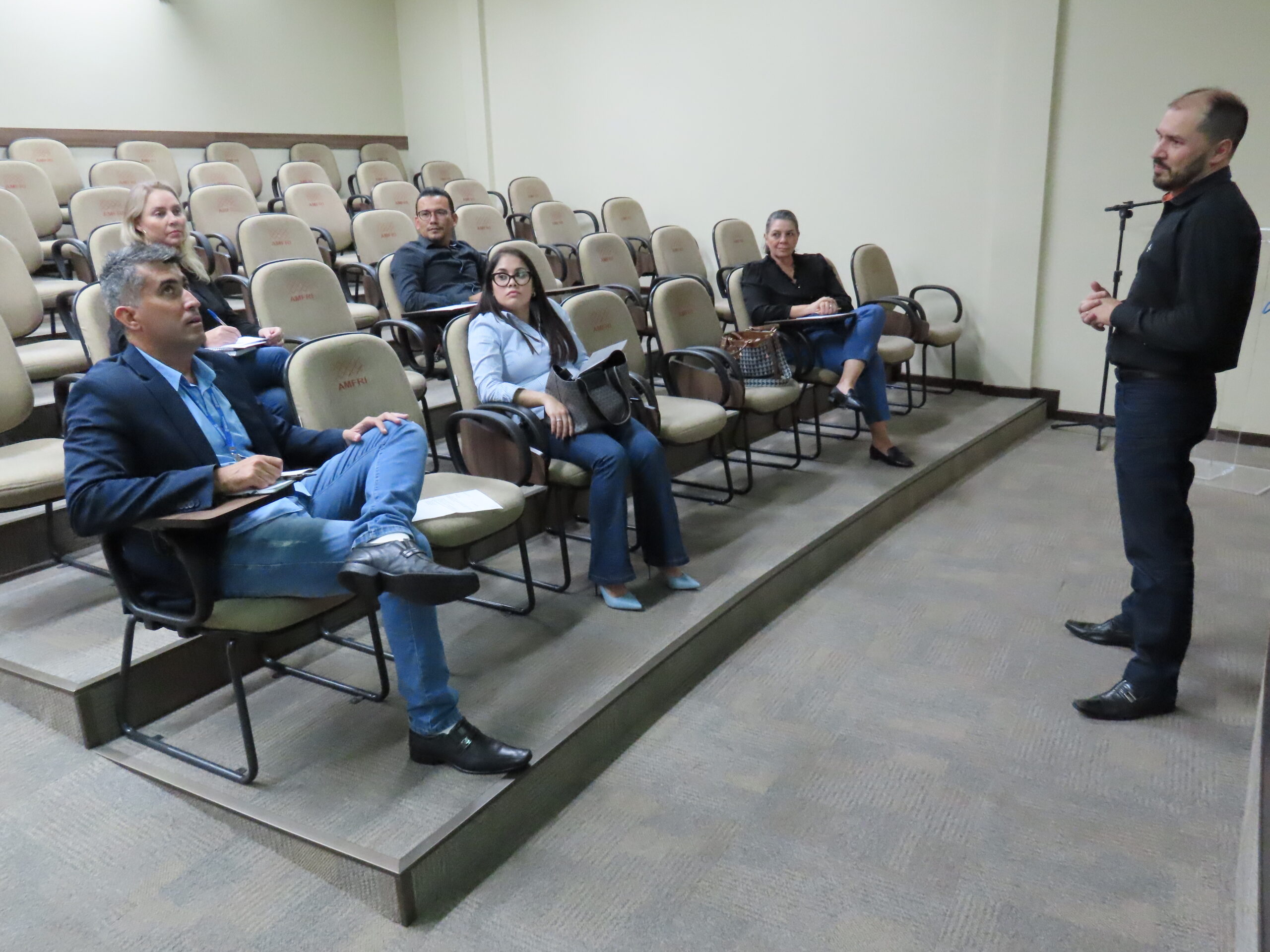 You are currently viewing Colegiado de Controle Interno debate e-Sfinge e Sistema de Comunicação do TCE/SC em reunião na sede da AMFRI