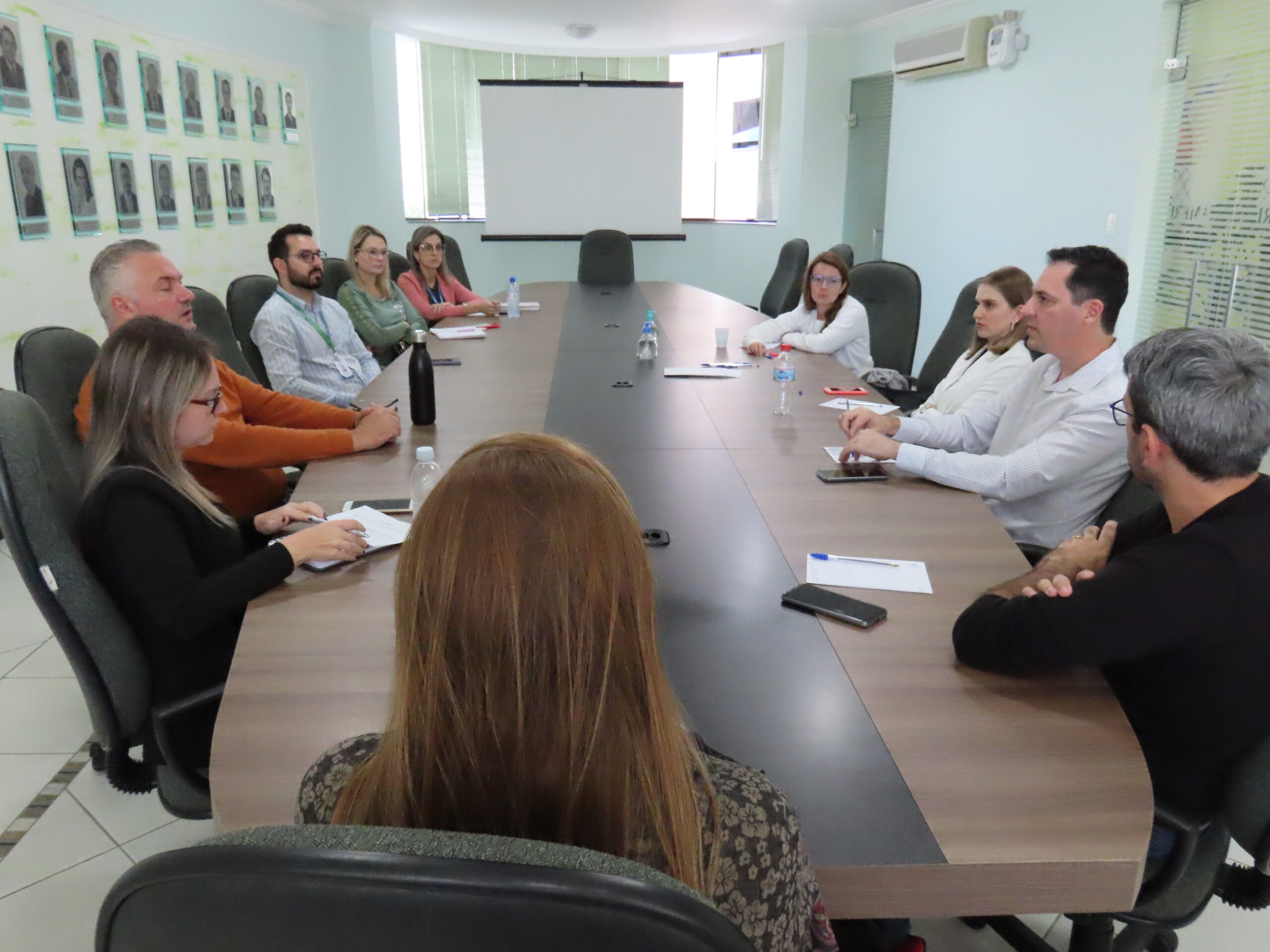 You are currently viewing Grupo de Trabalho de Processos Administrativos realiza primeira reunião na sede da AMFRI