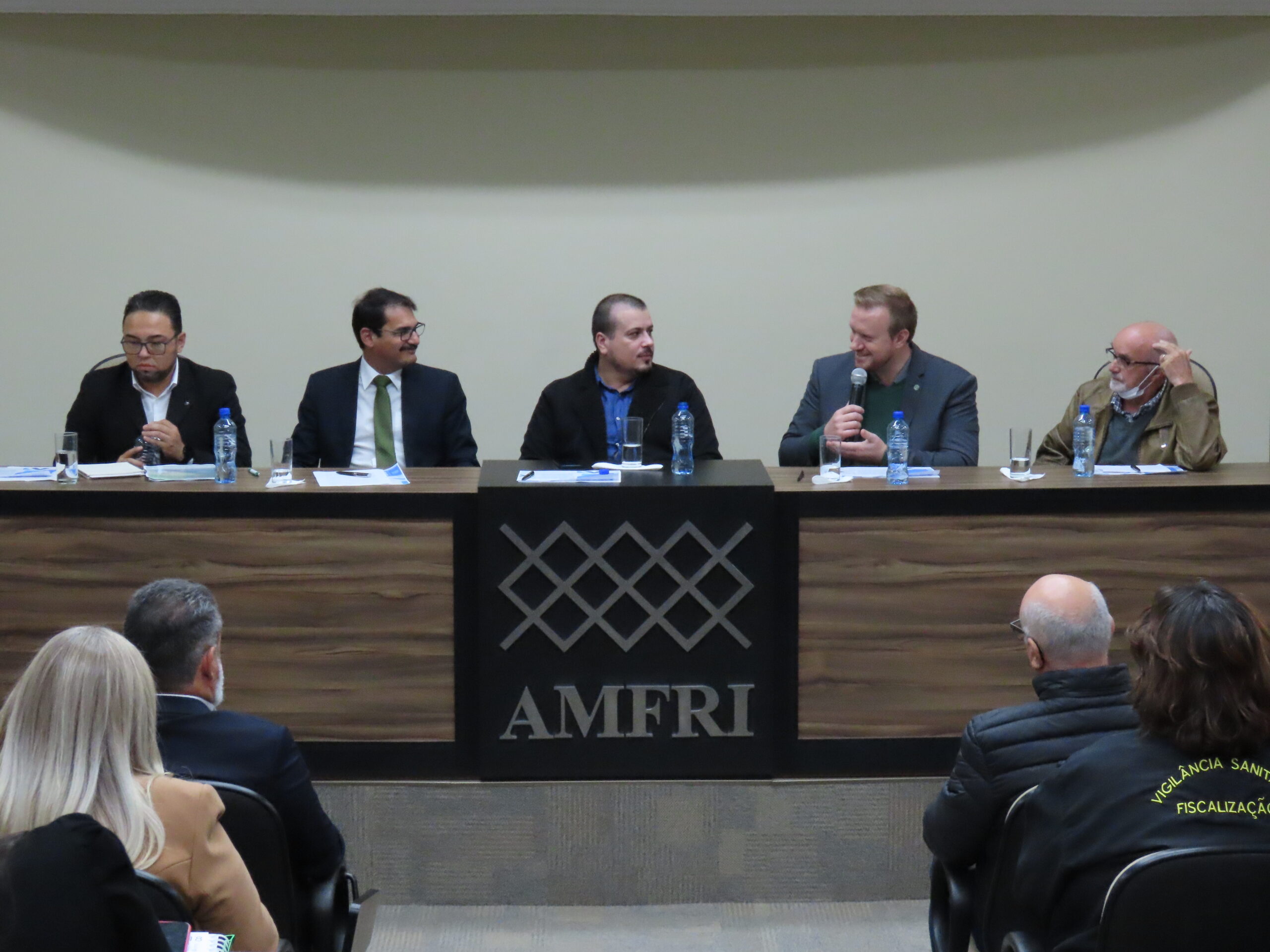 You are currently viewing Secretários Nacionais do Meio Ambiente e Pesca participam de reunião e debatem implantação de projeto que transforma resíduos orgânicos em biogás e biometano na região da AMFRI