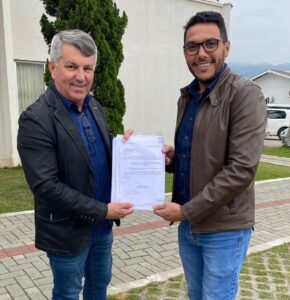 Read more about the article Secretário Executivo da AMFRI entrega projeto arquitetônico e estrutural do Ossário – Cemitério Municipal de Balneário Piçarras