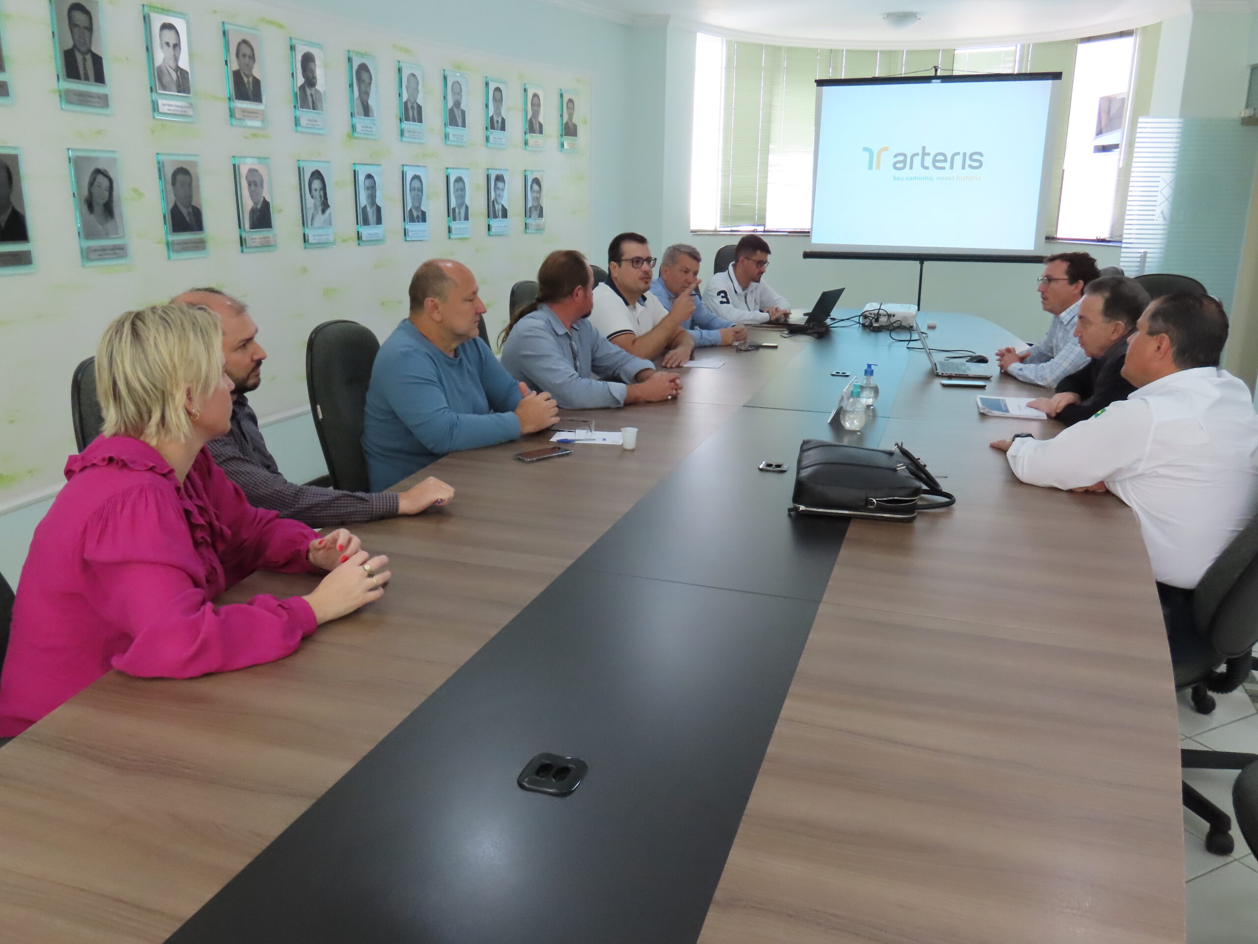 You are currently viewing Programação para investimentos na BR-101 é pauta na reunião entre representantes da AMFRI e da Arteris Litoral Sul