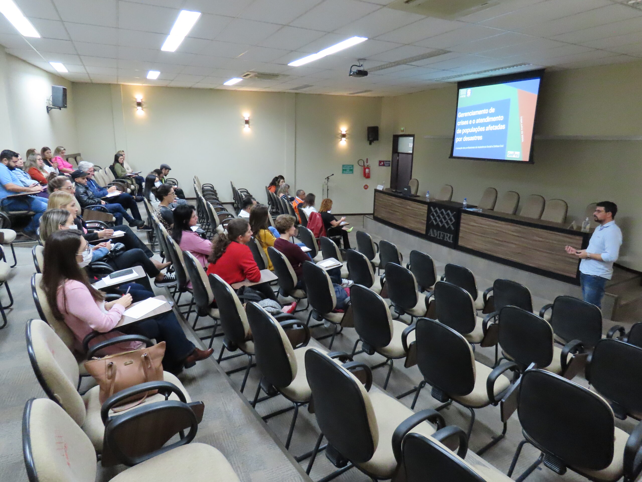 You are currently viewing Oficinas sobre gerenciamento de crises e atendimento de populações afetadas por desastres reúnem cerca de 60 profissionais