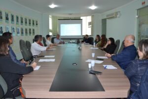 Read more about the article Colegiado debate estruturação do Controle Interno em reunião na sede da AMFRI