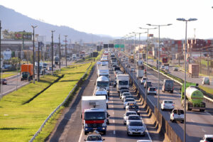 Read more about the article Filas na BR-101: AMFRI ingressa na Justiça Federal com ação coletiva contra Autopista e ANTT