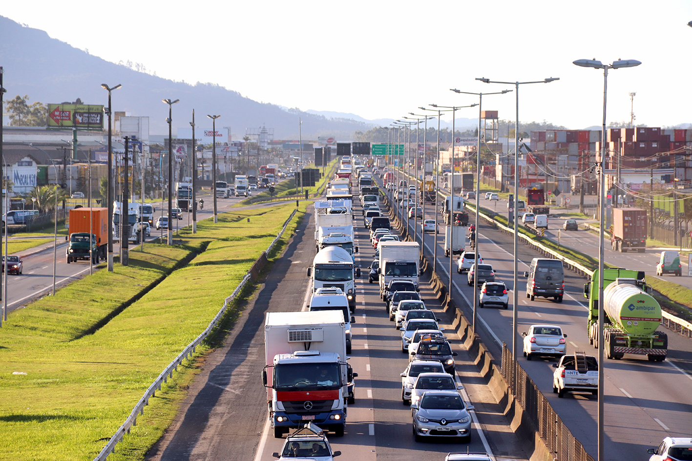 You are currently viewing Filas na BR-101: AMFRI ingressa na Justiça Federal com ação coletiva contra Autopista e ANTT