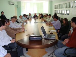 Read more about the article Prefeitos da AMFRI discutem elaboração dos Planos Municipais de Saneamento Básico