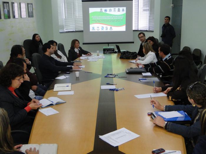 You are currently viewing Presidente da COHAB apresenta projetos para o Colegiado de Habitação da AMFRI