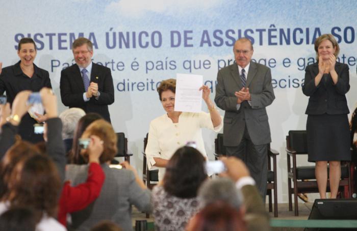 You are currently viewing Presidenta Dilma sanciona Lei do Suas e garante continuidade ao atendimento da assistência social