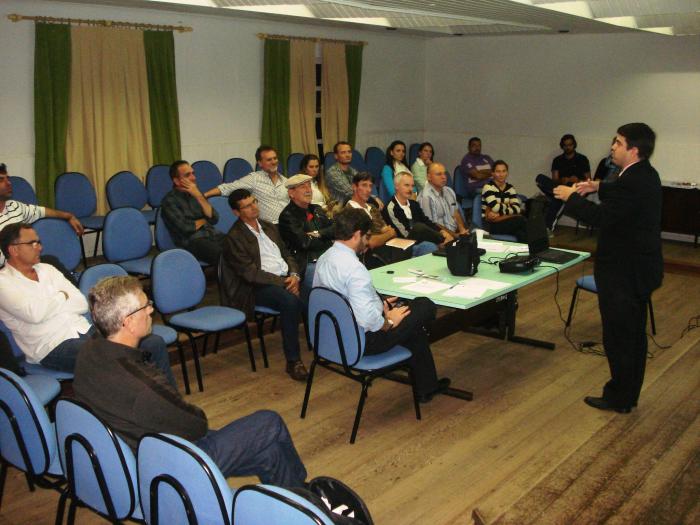 You are currently viewing Representante da AMFRI palestra sobre consórcio em reunião do Comitê Camboriú