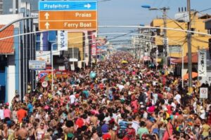 Read more about the article Bloco de sujos, escolas de samba e até música eletrônica no Carnaval da Costa Verde & Mar