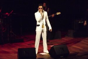 Read more about the article Teatro Municipal de Itajaí recebe cover de Elvis Presley