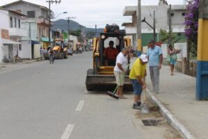 Read more about the article Secretaria de Obras de Navegantes realiza Mutirão de Limpeza no Centro