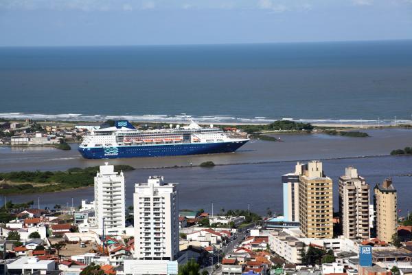 You are currently viewing Dois Transatlânticos marcam passagem em Itajaí nesta segunda