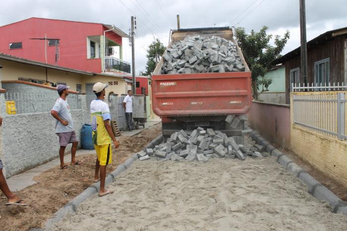 You are currently viewing Ruas do bairro São Domingos em Navegantes recebem drenagem e pavimentação