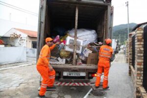 Read more about the article Assinado TAC que revê valores da Tarifa da Coleta de Lixo de Itajaí