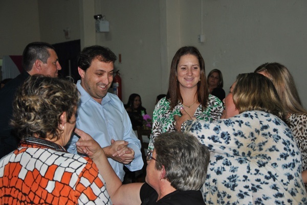 You are currently viewing Professores da rede municipal recebem prêmios durante homenagem em Penha